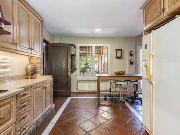 Andalusian villa to renovate in Atalaya de Rio Verde, Nueva Andalucia, Marbella