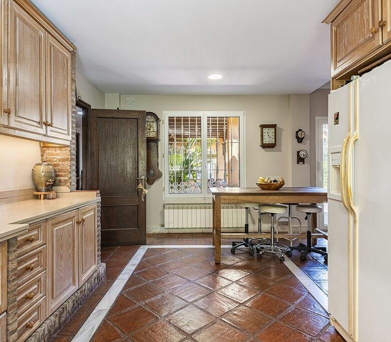 Andalusian villa to renovate in Atalaya de Rio Verde, Nueva Andalucia, Marbella