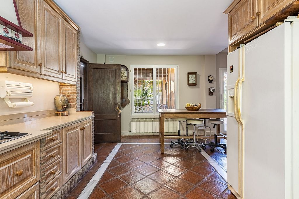 Andalusian villa to renovate in Atalaya de Rio Verde, Nueva Andalucia, Marbella