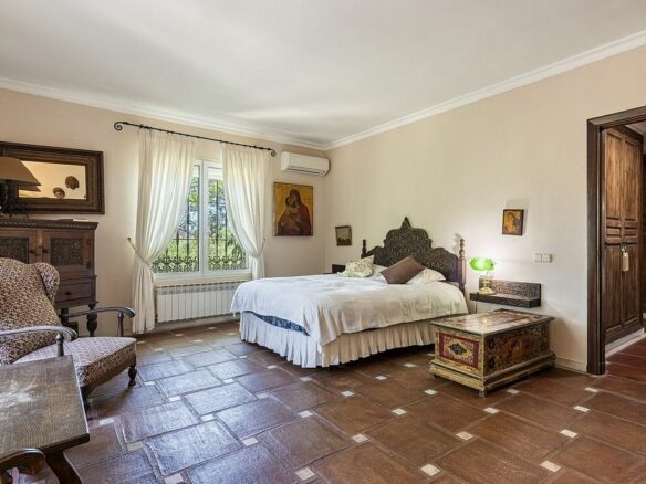 Andalusian villa to renovate in Atalaya de Rio Verde, Nueva Andalucia, Marbella