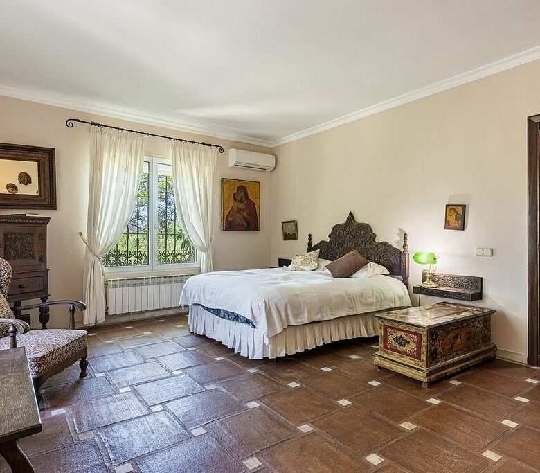 Andalusian villa to renovate in Atalaya de Rio Verde, Nueva Andalucia, Marbella