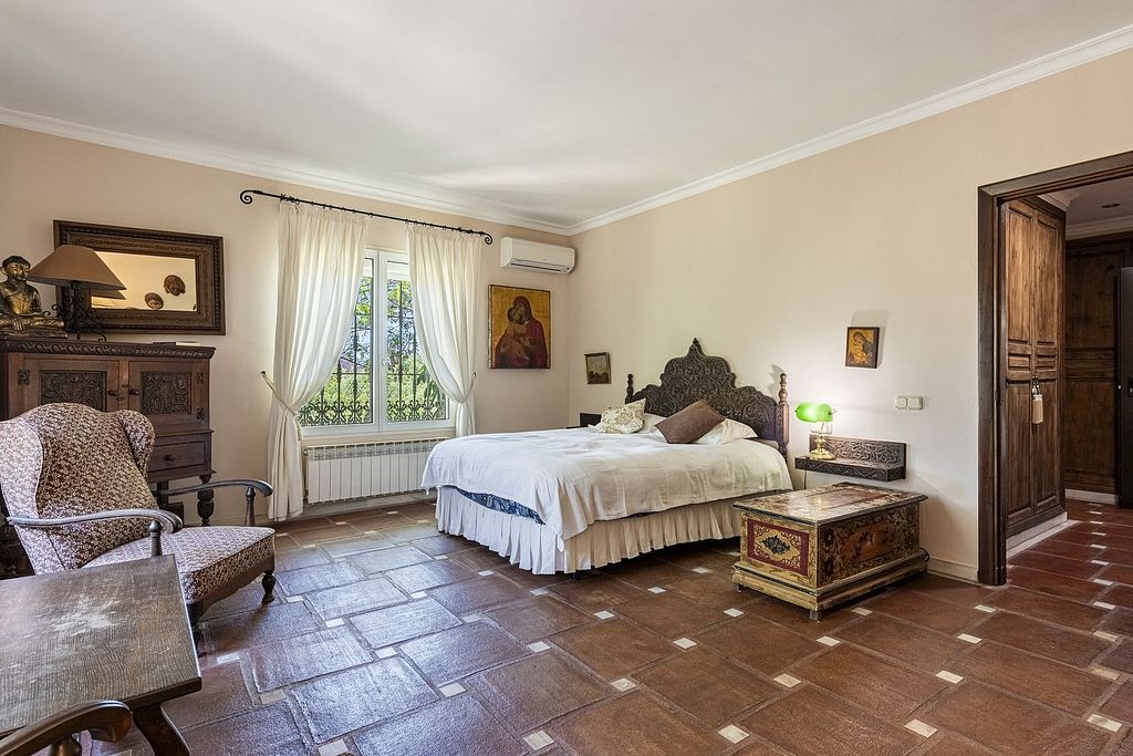 Andalusian villa to renovate in Atalaya de Rio Verde, Nueva Andalucia, Marbella