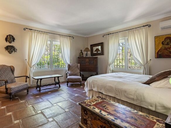 Andalusian villa to renovate in Atalaya de Rio Verde, Nueva Andalucia, Marbella