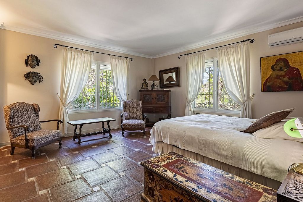 Andalusian villa to renovate in Atalaya de Rio Verde, Nueva Andalucia, Marbella