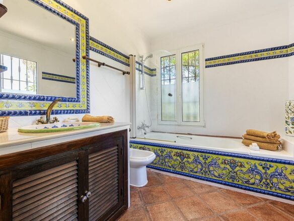 Andalusian villa to renovate in Atalaya de Rio Verde, Nueva Andalucia, Marbella