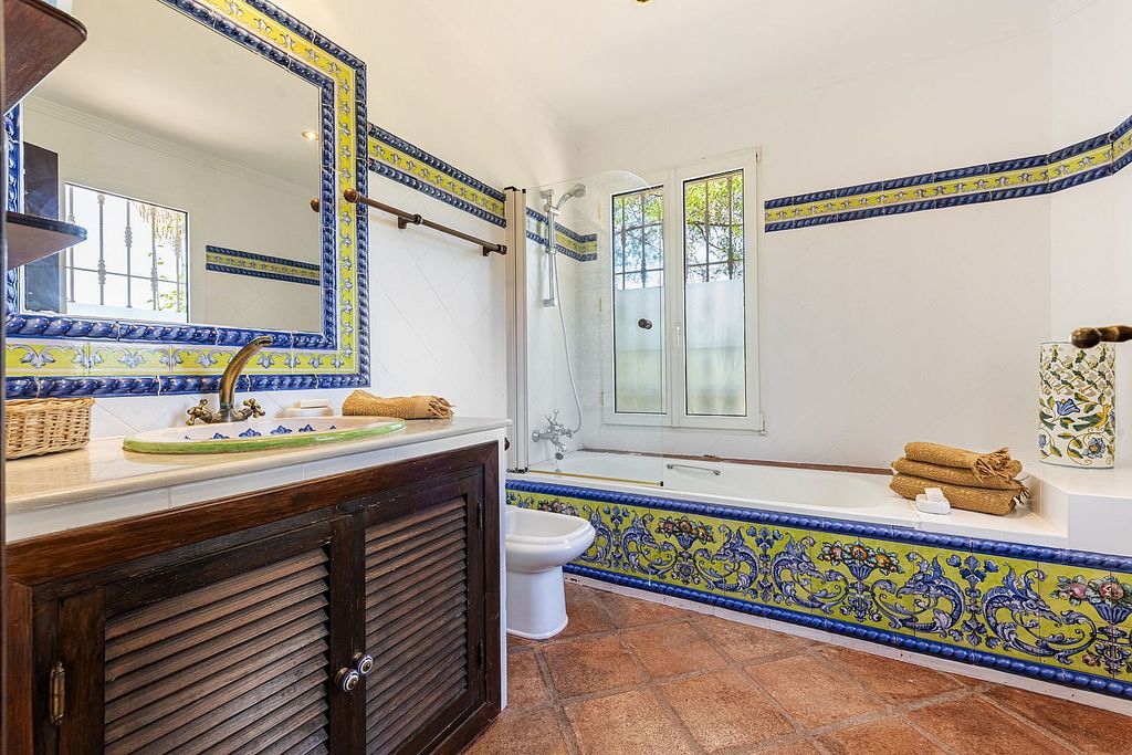 Andalusian villa to renovate in Atalaya de Rio Verde, Nueva Andalucia, Marbella