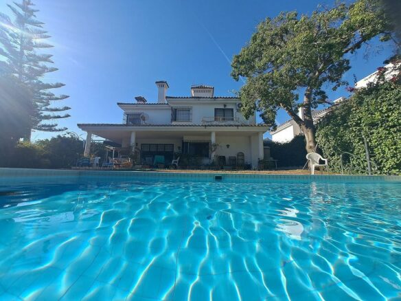 Andalusian villa to renovate with panoramic sea views in El Mirador, Marbella