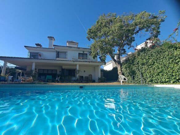 Andalusian villa to renovate with panoramic sea views in El Mirador, Marbella