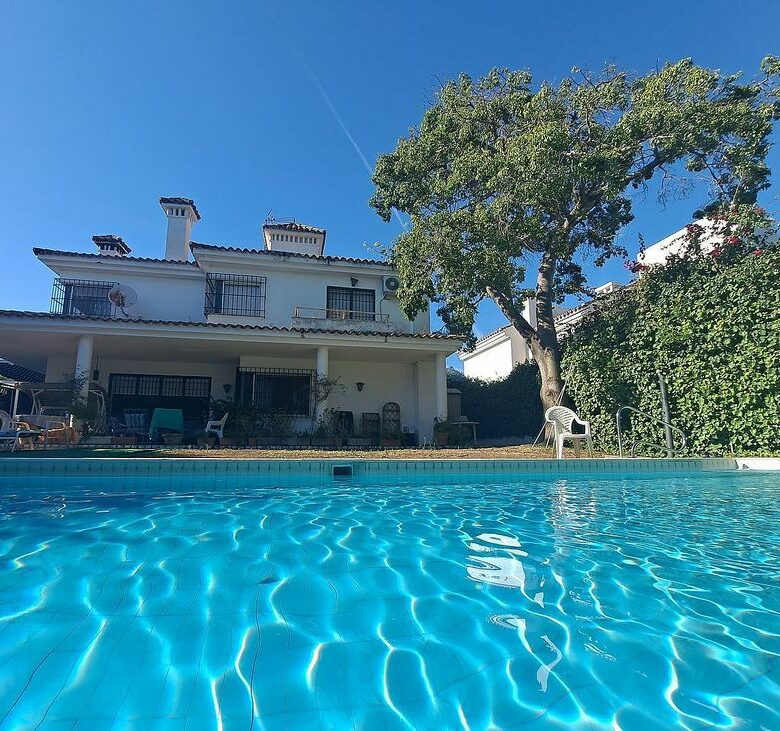 Andalusian villa to renovate with panoramic sea views in El Mirador, Marbella