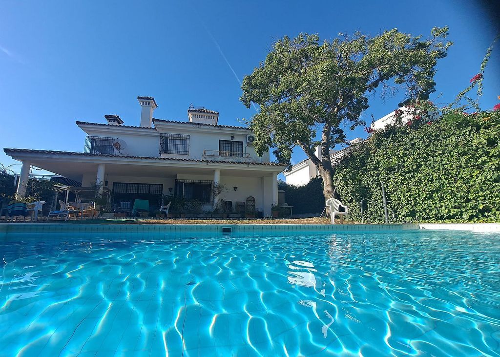Andalusian villa to renovate with panoramic sea views in El Mirador, Marbella