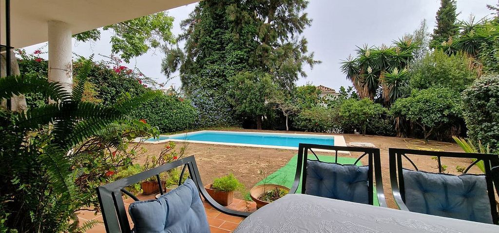 Andalusian villa to renovate with panoramic sea views in El Mirador, Marbella