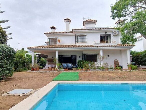 Andalusian villa to renovate with panoramic sea views in El Mirador, Marbella