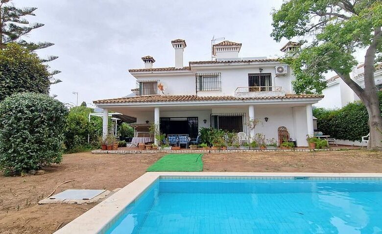 Andalusian villa to renovate with panoramic sea views in El Mirador, Marbella
