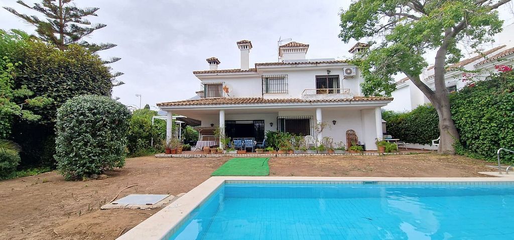 Andalusian villa to renovate with panoramic sea views in El Mirador, Marbella
