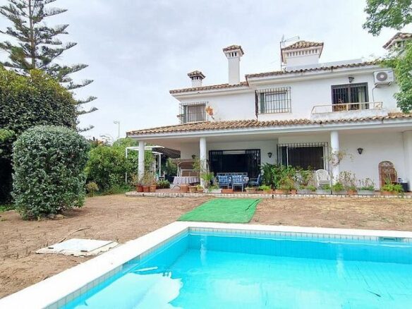 Andalusian villa to renovate with panoramic sea views in El Mirador, Marbella