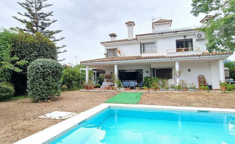 Andalusian villa to renovate with panoramic sea views in El Mirador, Marbella