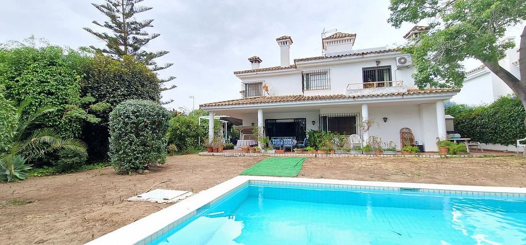 Andalusian villa to renovate with panoramic sea views in El Mirador, Marbella