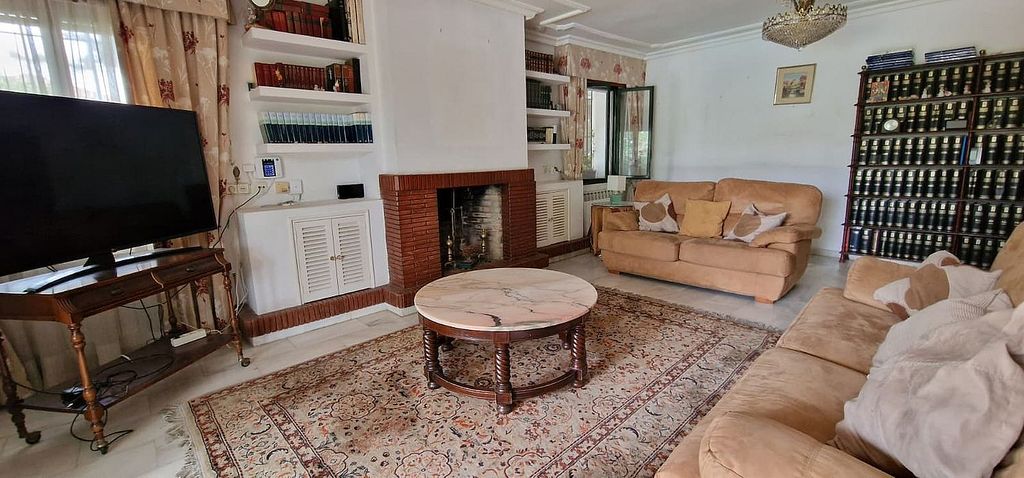 Andalusian villa to renovate with panoramic sea views in El Mirador, Marbella