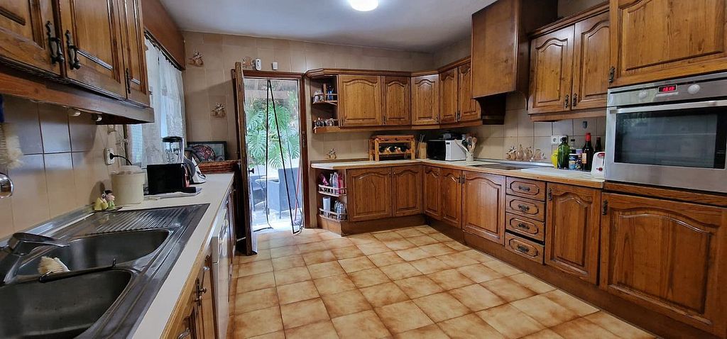 Andalusian villa to renovate with panoramic sea views in El Mirador, Marbella
