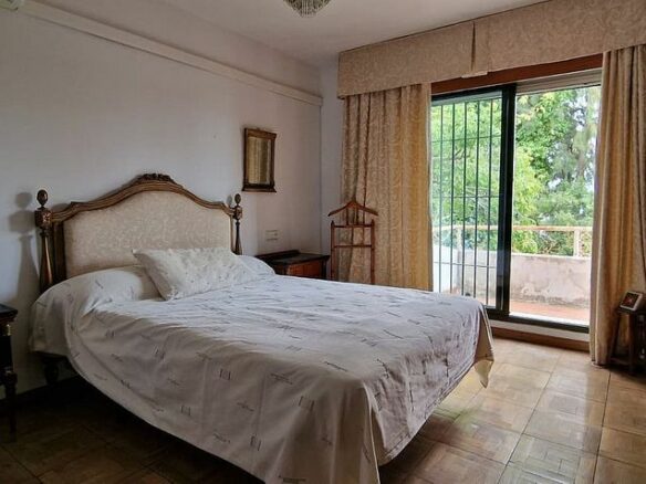 Andalusian villa to renovate with panoramic sea views in El Mirador, Marbella