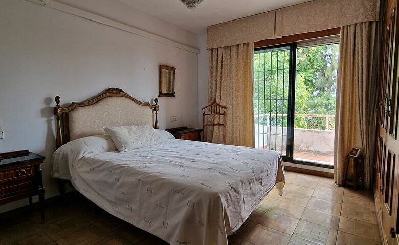 Andalusian villa to renovate with panoramic sea views in El Mirador, Marbella