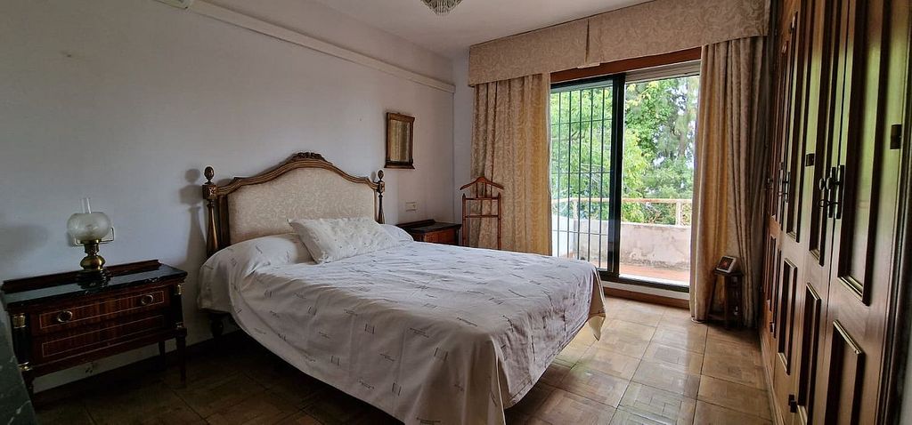 Andalusian villa to renovate with panoramic sea views in El Mirador, Marbella