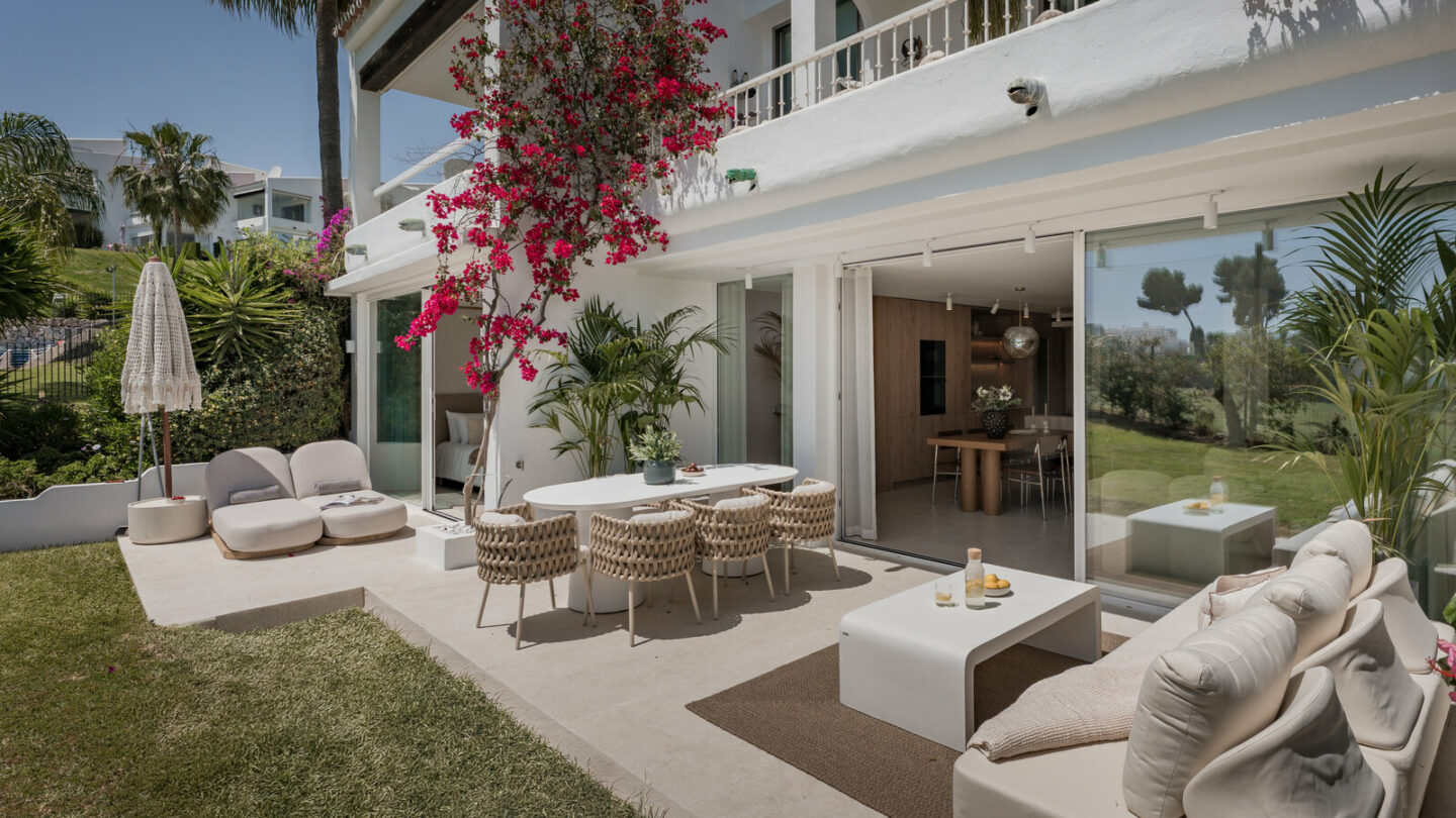 FOR SALE 🏡 Furnished Four-Bedroom Apartment with Underfloor Heating and Garden Terrace – Aloha, Nueva Andalucía 🇪🇸