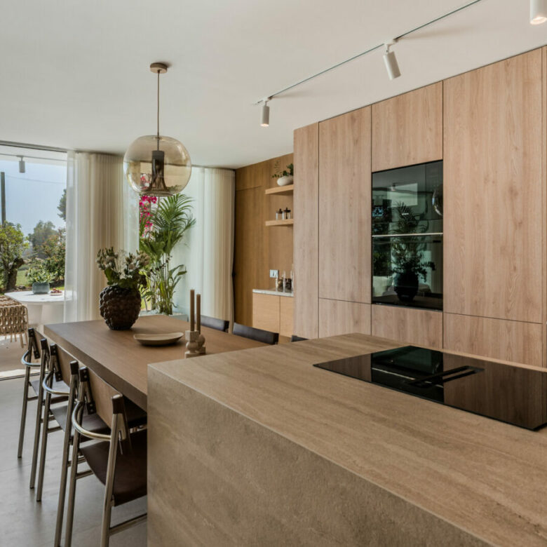 FOR SALE 🏡 Furnished Four-Bedroom Apartment with Underfloor Heating and Garden Terrace – Aloha, Nueva Andalucía 🇪🇸