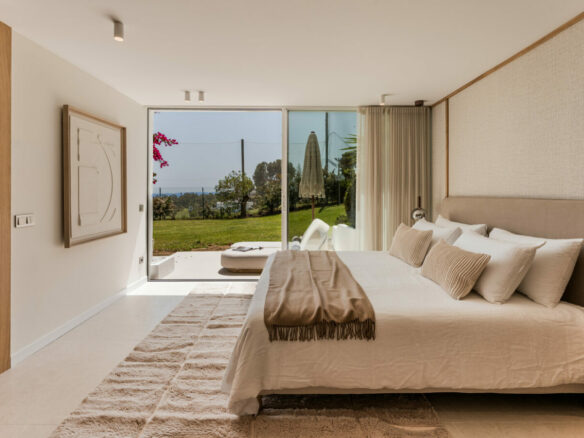 FOR SALE 🏡 Furnished Four-Bedroom Apartment with Underfloor Heating and Garden Terrace – Aloha, Nueva Andalucía 🇪🇸