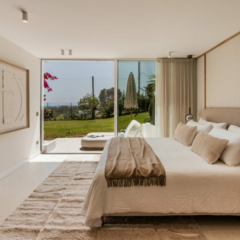 FOR SALE 🏡 Furnished Four-Bedroom Apartment with Underfloor Heating and Garden Terrace – Aloha, Nueva Andalucía 🇪🇸