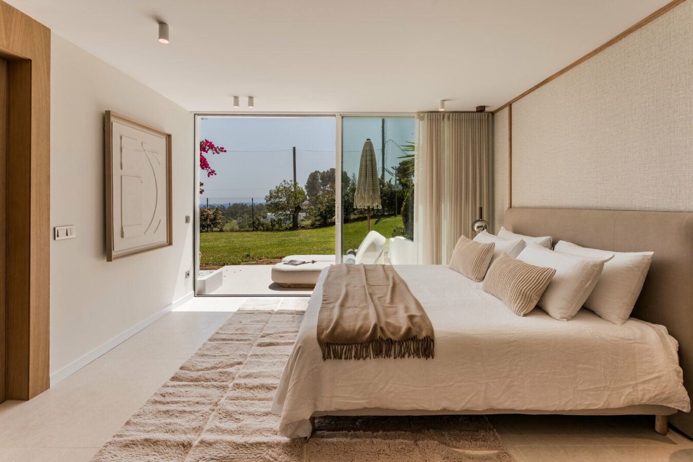 FOR SALE 🏡 Furnished Four-Bedroom Apartment with Underfloor Heating and Garden Terrace – Aloha, Nueva Andalucía 🇪🇸