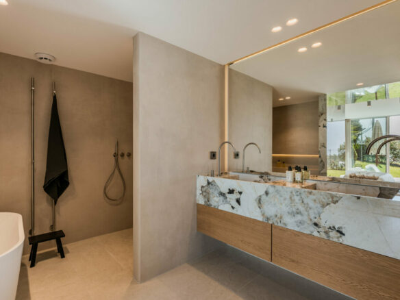 FOR SALE 🏡 Furnished Four-Bedroom Apartment with Underfloor Heating and Garden Terrace – Aloha, Nueva Andalucía 🇪🇸
