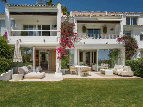 FOR SALE 🏡 Furnished Four-Bedroom Apartment with Underfloor Heating and Garden Terrace – Aloha, Nueva Andalucía 🇪🇸