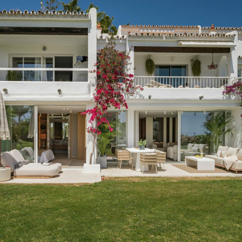 FOR SALE 🏡 Furnished Four-Bedroom Apartment with Underfloor Heating and Garden Terrace – Aloha, Nueva Andalucía 🇪🇸