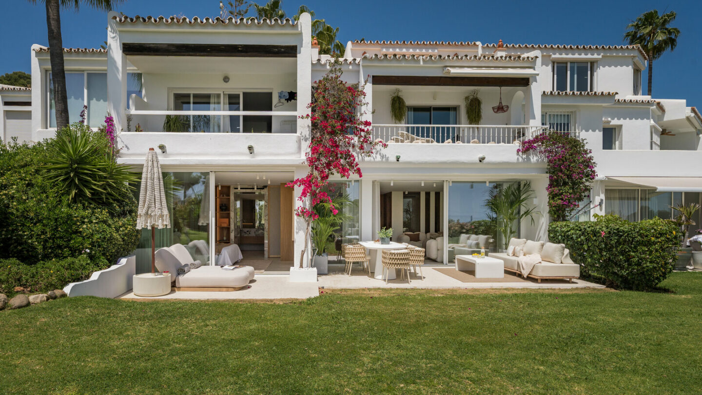 FOR SALE 🏡 Furnished Four-Bedroom Apartment with Underfloor Heating and Garden Terrace – Aloha, Nueva Andalucía 🇪🇸