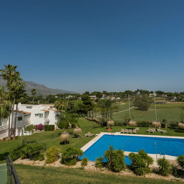 FOR SALE 🏡 Furnished Four-Bedroom Apartment with Underfloor Heating and Garden Terrace – Aloha, Nueva Andalucía 🇪🇸