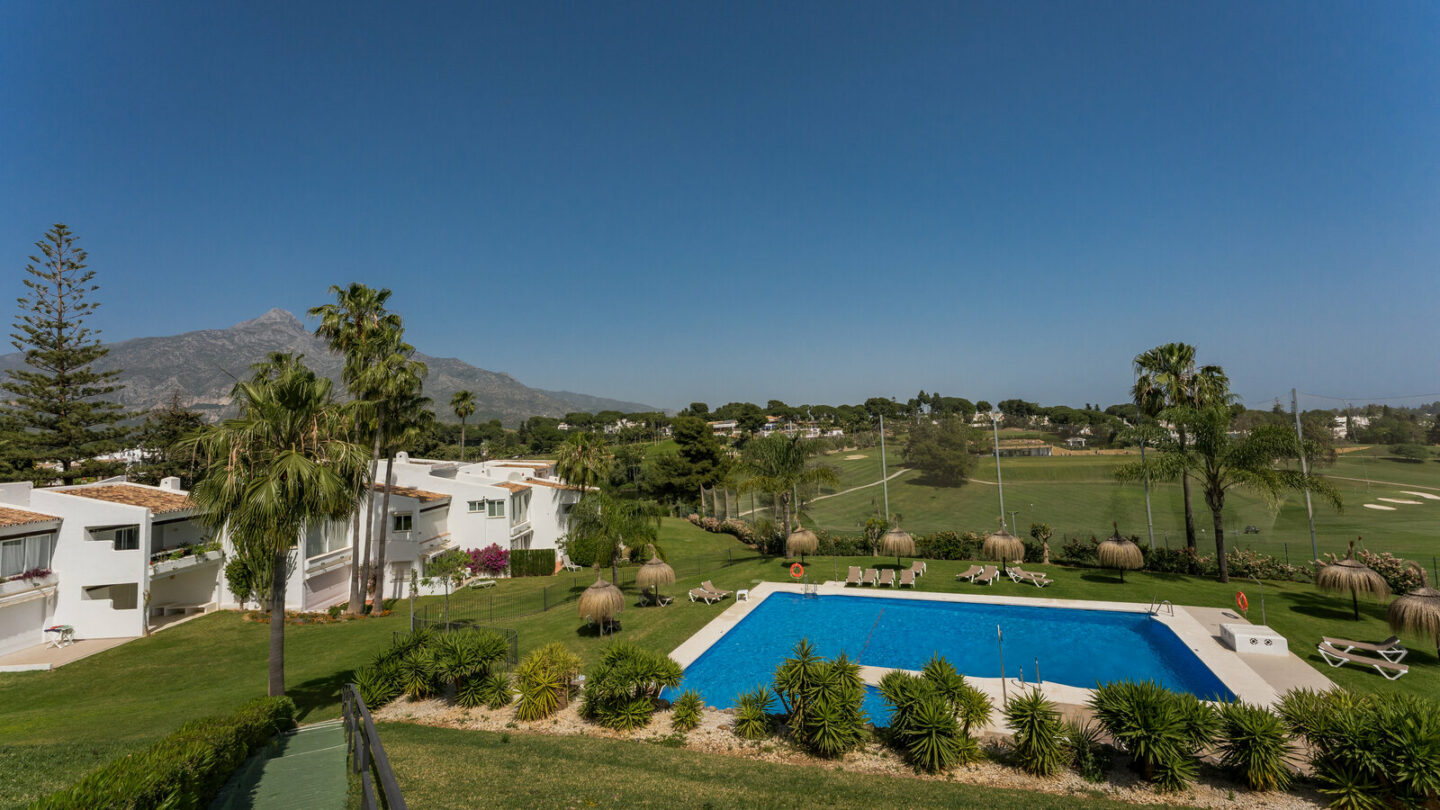 FOR SALE 🏡 Furnished Four-Bedroom Apartment with Underfloor Heating and Garden Terrace – Aloha, Nueva Andalucía 🇪🇸