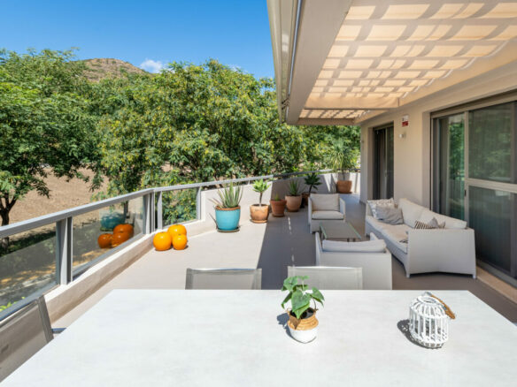 FOR SALE 🏡 Ground-Floor Three-Bedroom Apartment with 89 m² Terrace in a Gated Golf Resort – Arrayanes Golf, Benahavís 🇪🇸