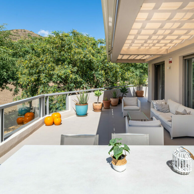 FOR SALE 🏡 Ground-Floor Three-Bedroom Apartment with 89 m² Terrace in a Gated Golf Resort – Arrayanes Golf, Benahavís 🇪🇸