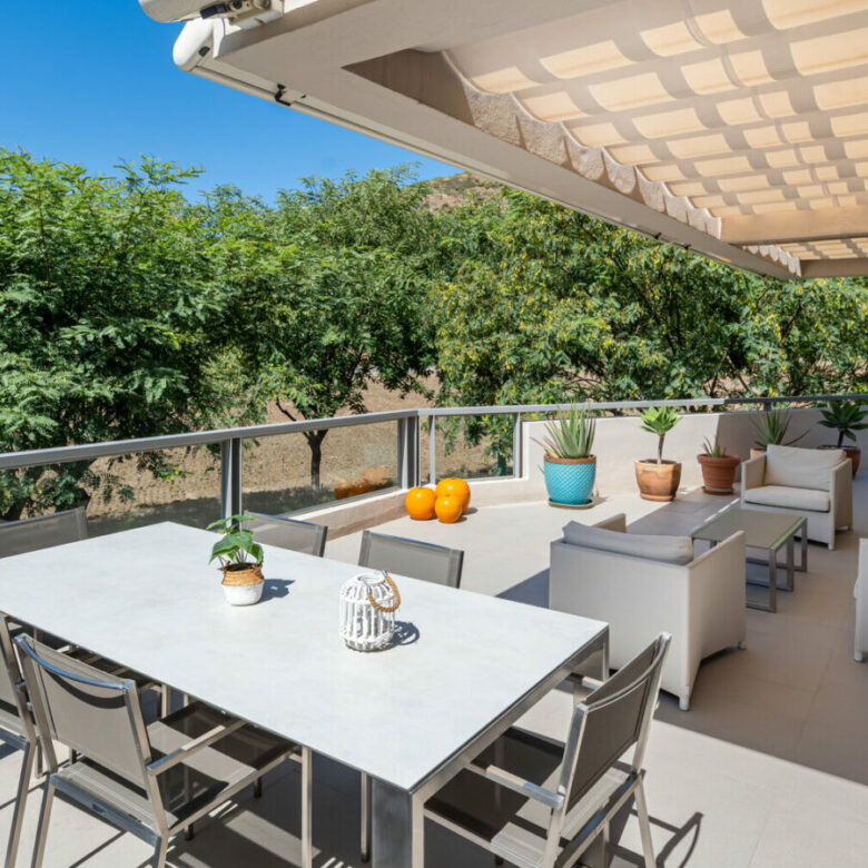 FOR SALE 🏡 Ground-Floor Three-Bedroom Apartment with 89 m² Terrace in a Gated Golf Resort – Arrayanes Golf, Benahavís 🇪🇸