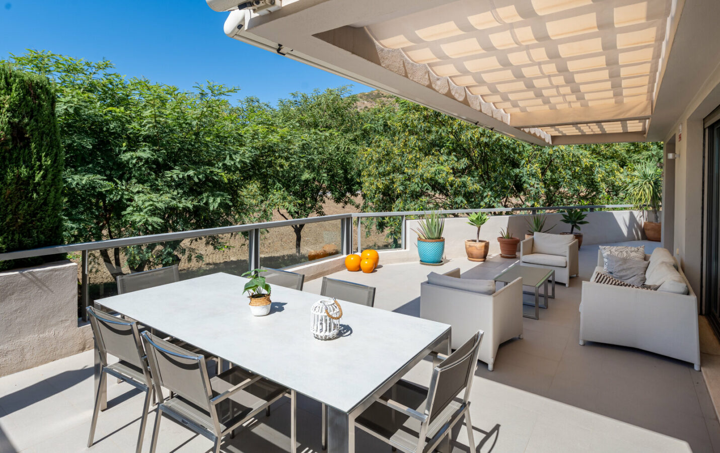 FOR SALE 🏡 Ground-Floor Three-Bedroom Apartment with 89 m² Terrace in a Gated Golf Resort – Arrayanes Golf, Benahavís 🇪🇸
