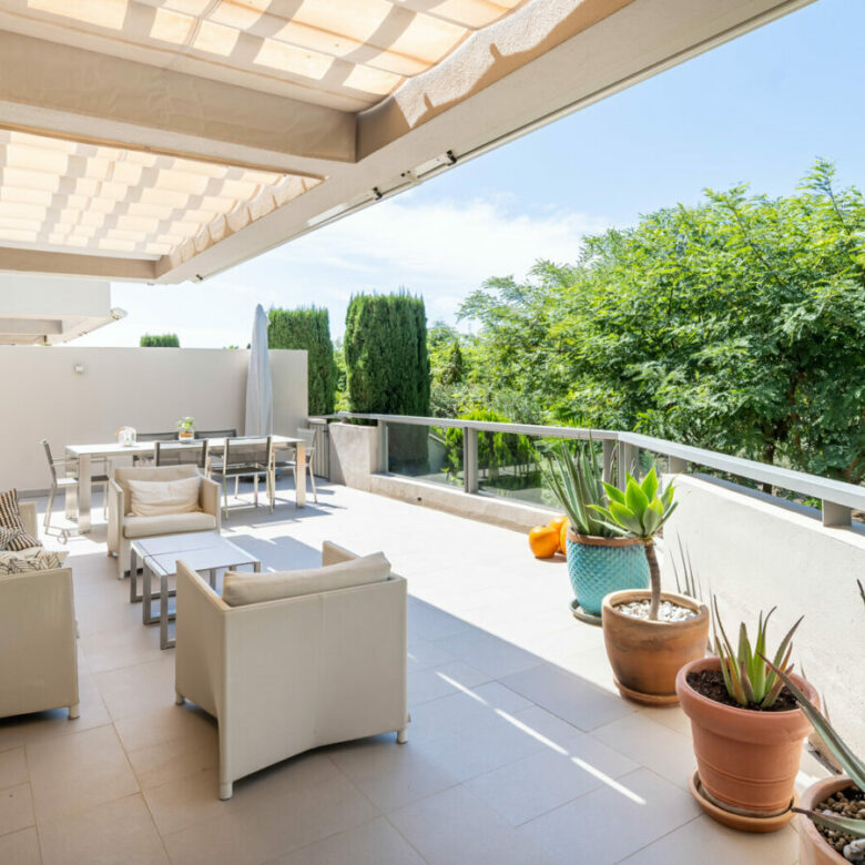 FOR SALE 🏡 Ground-Floor Three-Bedroom Apartment with 89 m² Terrace in a Gated Golf Resort – Arrayanes Golf, Benahavís 🇪🇸