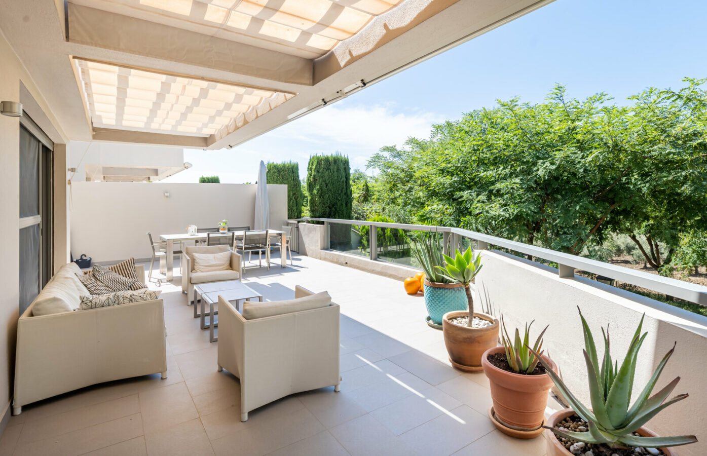 FOR SALE 🏡 Ground-Floor Three-Bedroom Apartment with 89 m² Terrace in a Gated Golf Resort – Arrayanes Golf, Benahavís 🇪🇸