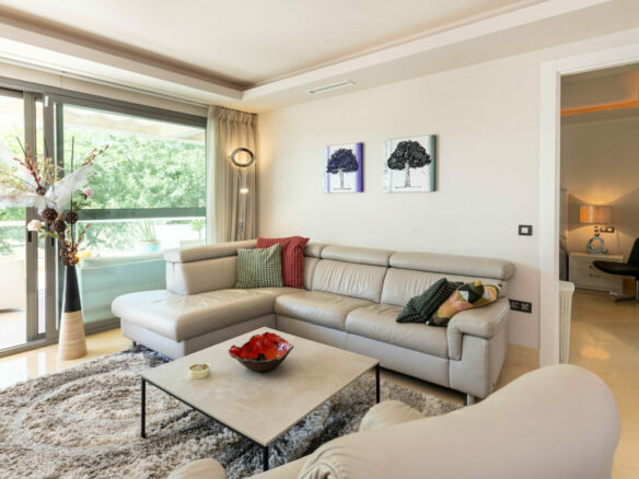 FOR SALE 🏡 Ground-Floor Three-Bedroom Apartment with 89 m² Terrace in a Gated Golf Resort – Arrayanes Golf, Benahavís 🇪🇸