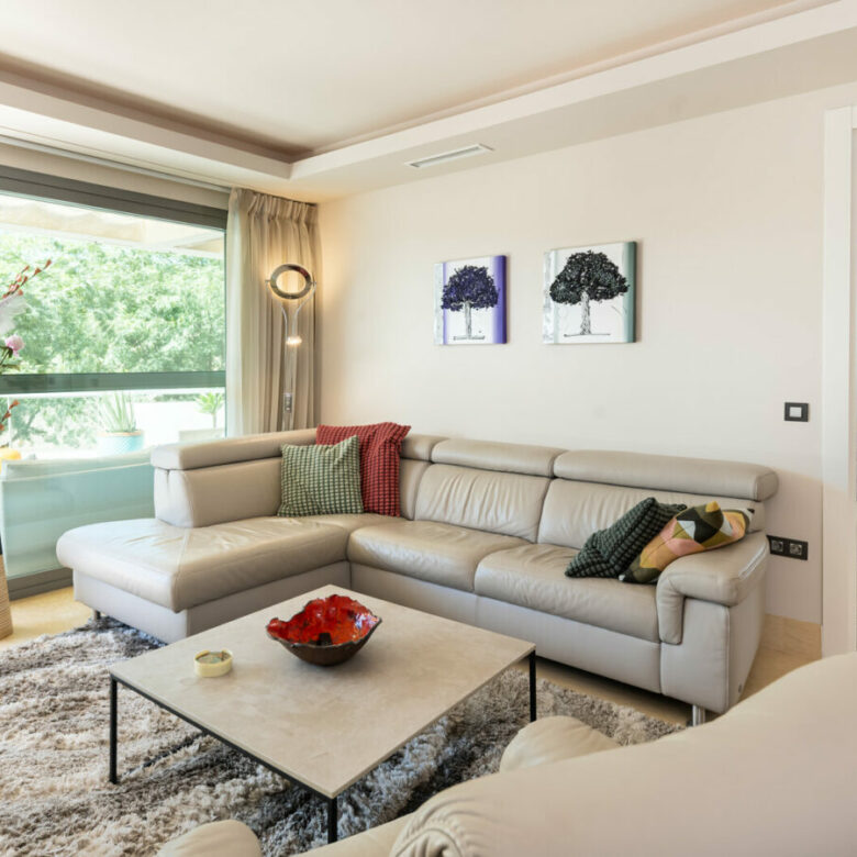 FOR SALE 🏡 Ground-Floor Three-Bedroom Apartment with 89 m² Terrace in a Gated Golf Resort – Arrayanes Golf, Benahavís 🇪🇸