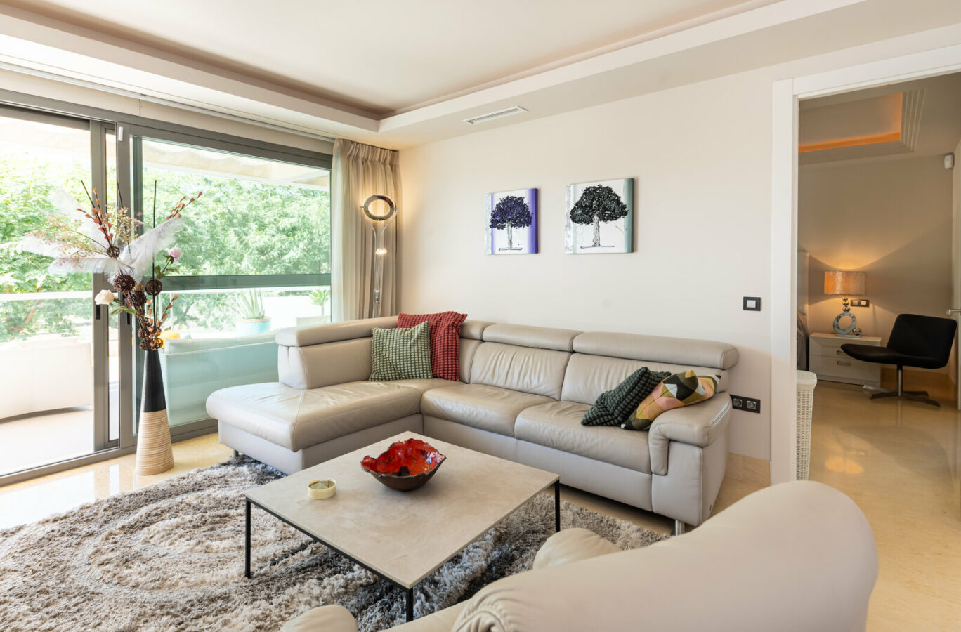 FOR SALE 🏡 Ground-Floor Three-Bedroom Apartment with 89 m² Terrace in a Gated Golf Resort – Arrayanes Golf, Benahavís 🇪🇸
