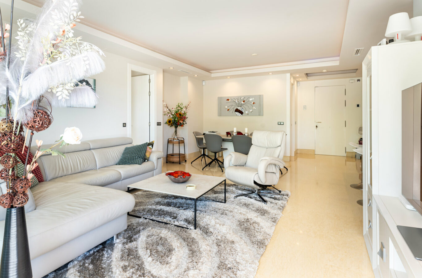 FOR SALE 🏡 Ground-Floor Three-Bedroom Apartment with 89 m² Terrace in a Gated Golf Resort – Arrayanes Golf, Benahavís 🇪🇸