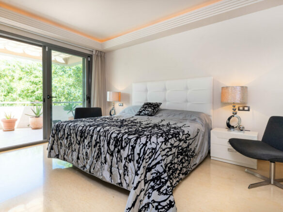 FOR SALE 🏡 Ground-Floor Three-Bedroom Apartment with 89 m² Terrace in a Gated Golf Resort – Arrayanes Golf, Benahavís 🇪🇸