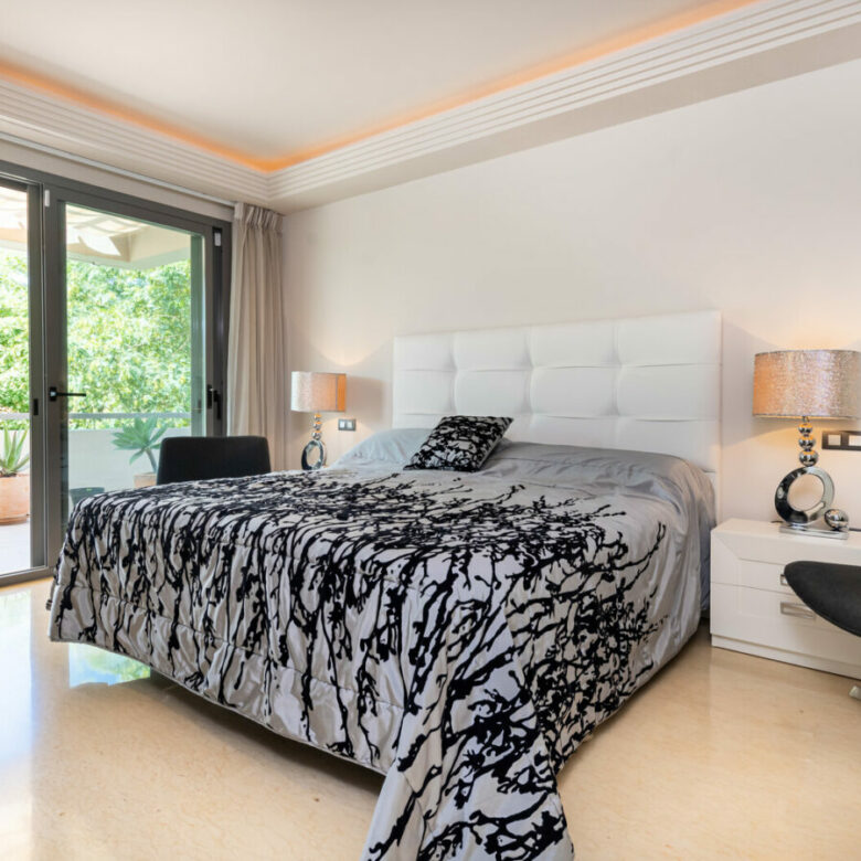 FOR SALE 🏡 Ground-Floor Three-Bedroom Apartment with 89 m² Terrace in a Gated Golf Resort – Arrayanes Golf, Benahavís 🇪🇸