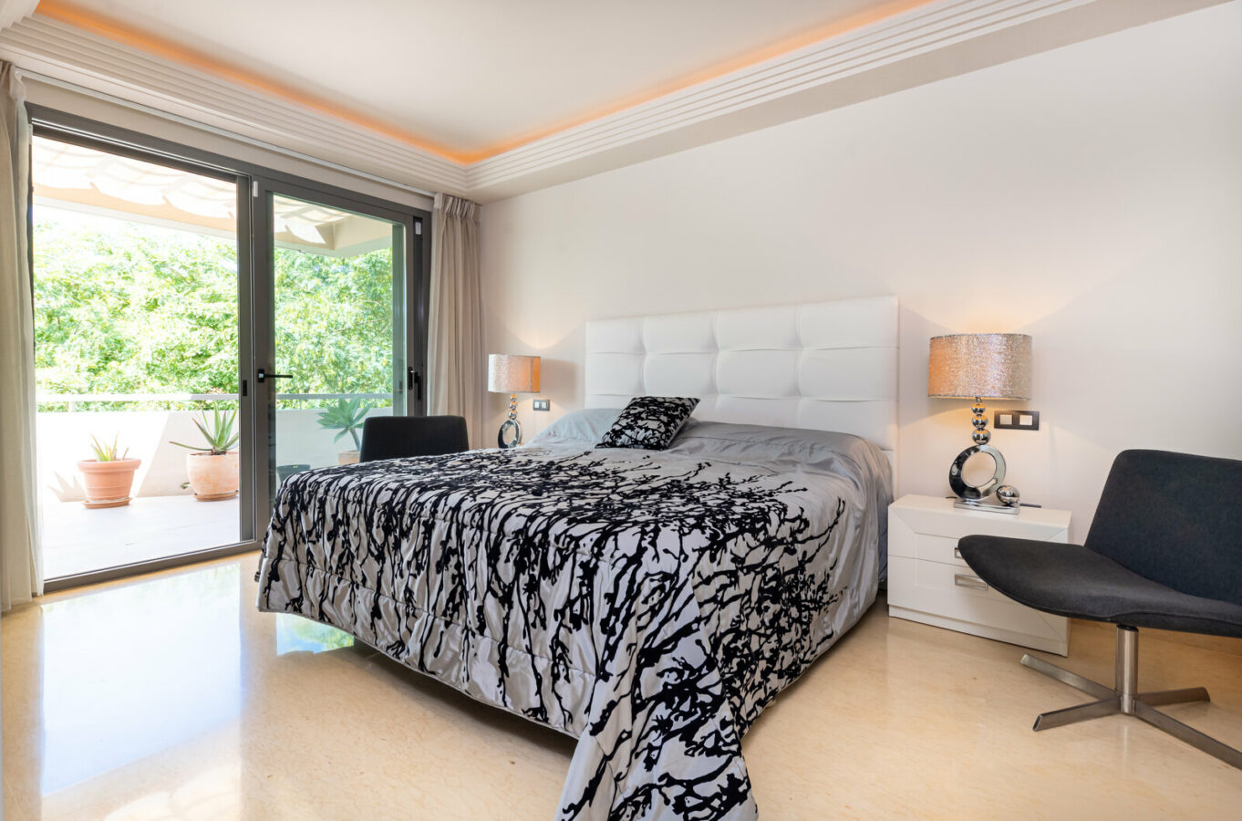 FOR SALE 🏡 Ground-Floor Three-Bedroom Apartment with 89 m² Terrace in a Gated Golf Resort – Arrayanes Golf, Benahavís 🇪🇸